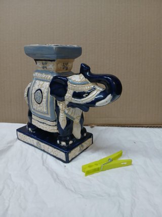 Figura de elefante azul y blanco