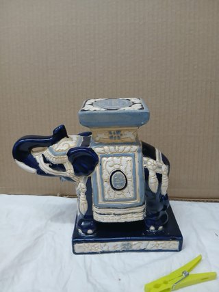 Figura de elefante azul y blanco