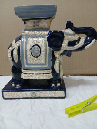 Figura de elefante azul y blanco
