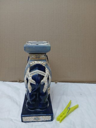 Figura de elefante azul y blanco