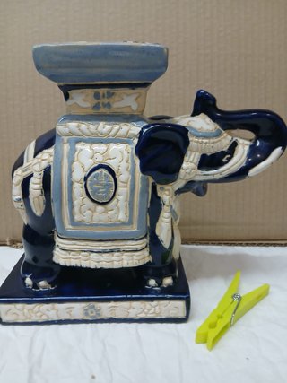 Figura de elefante azul y blanco