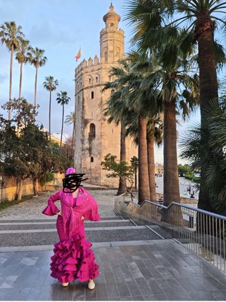 Vestido de flamenca con 7 volantes, corte sirena