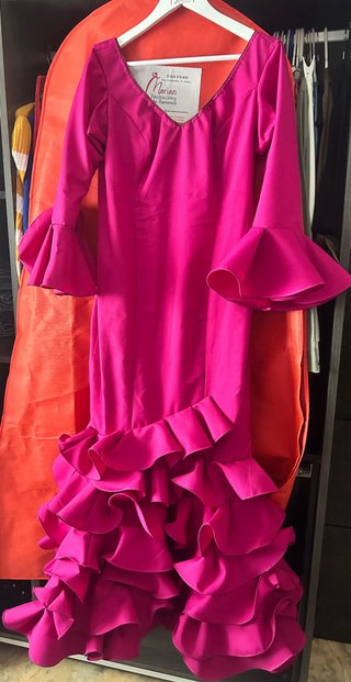 Vestido de flamenca con 7 volantes, corte sirena