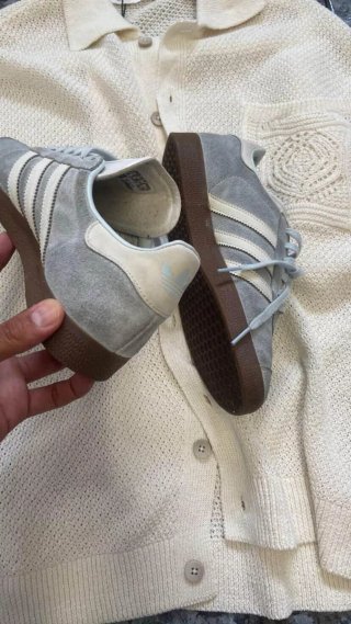 Adidas Gazelle grises y blancas