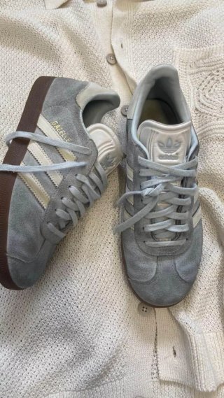 Adidas Gazelle grises y blancas