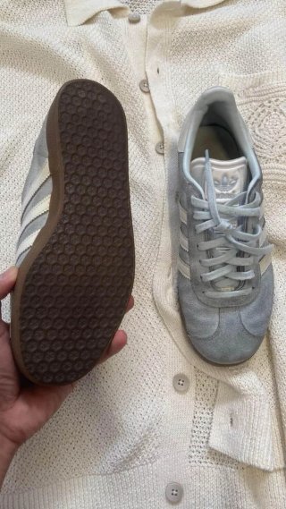 Adidas Gazelle grises y blancas