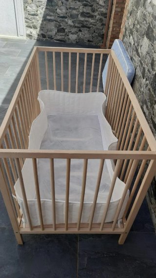 Cuna de madera para bebé