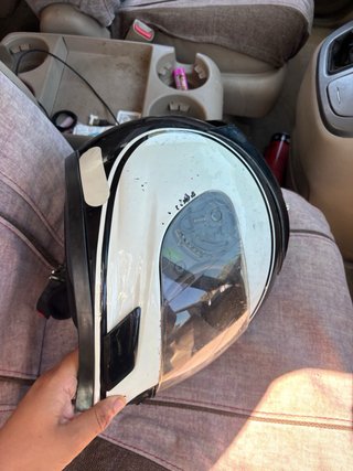 Casco de moto integral blanco y negro