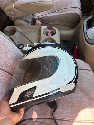 Casco de moto integral blanco y negro