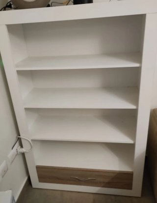 Estantería blanca con cajón de madera