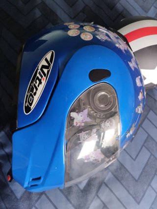 Casco de moto azul con pegatinas. Talla chica. S