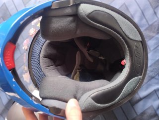 Casco de moto azul con pegatinas. Talla chica. S