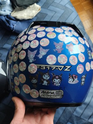Casco de moto azul con pegatinas. Talla chica. S