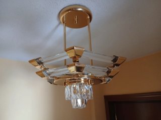 Lámpara de techo dorada y cristal