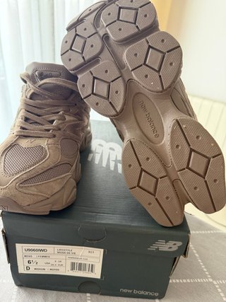Zapatillas New Balance modelo 9060 Marrón Sin Uso