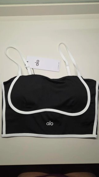 Top deportivo Alo negro con ribete blanco.