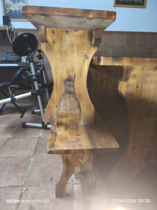 Tavolo rustico in legno con 2 panche