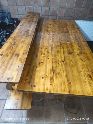 Tavolo rustico in legno con 2 panche