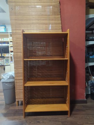 Conjunto de 34 Estanterias de Madera