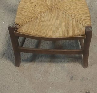 Reclinatorio antiguo de madera y ratán