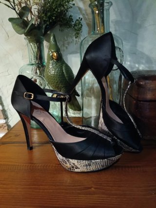 Zapatos de tacón negros y serpiente