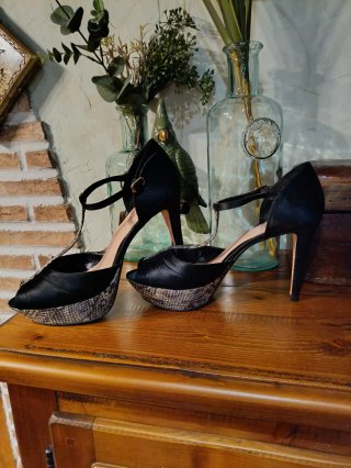 Zapatos de tacón negros y serpiente