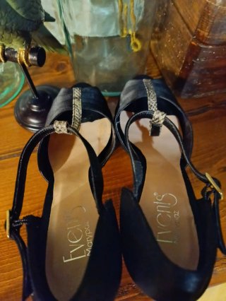 Zapatos de tacón negros y serpiente