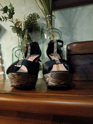 Zapatos de tacón negros y serpiente