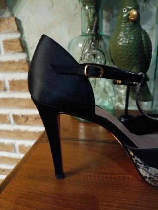 Zapatos de tacón negros y serpiente