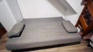 Sofá cama gris de tela