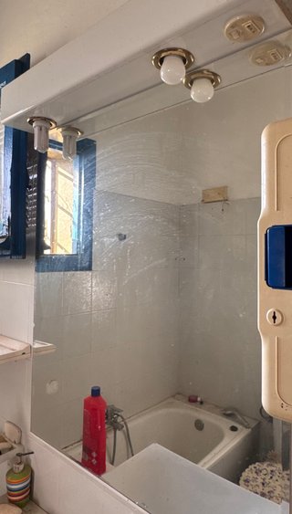 Espejo de diseño dorado y blanco lleva dos luces