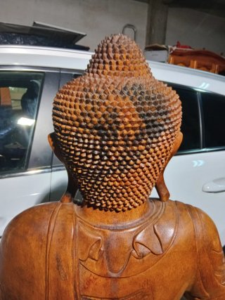 Buda de madera maciza tallada