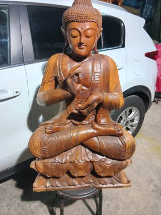 Buda de madera maciza tallada