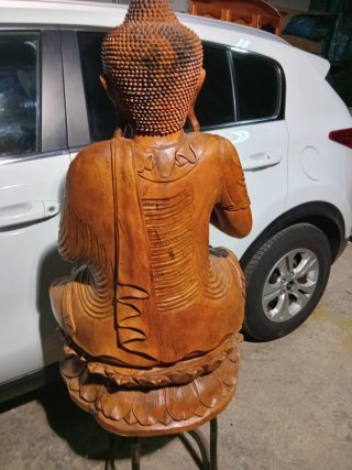 Buda de madera maciza tallada
