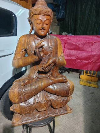 Buda de madera maciza tallada