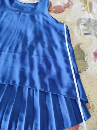 Top azul eléctrico plisado