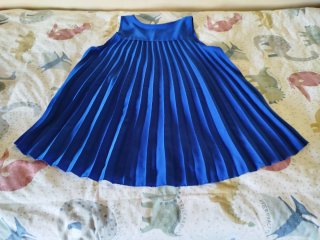 Top azul eléctrico plisado