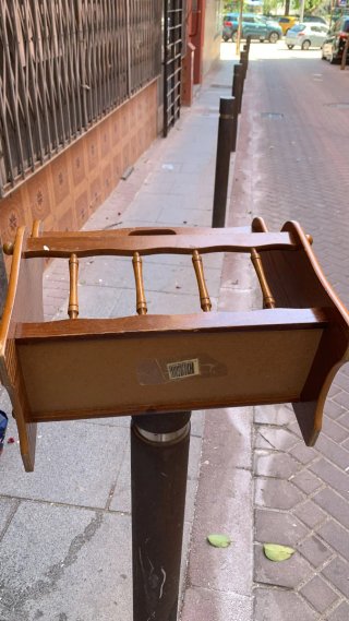 Revistero de madera