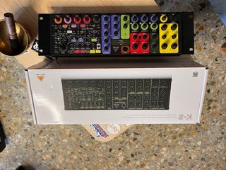 Behringer K2 Rack con Orejas y plantilla de color