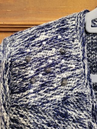 Cárdigan Azul Jaspeado con Tachuelas