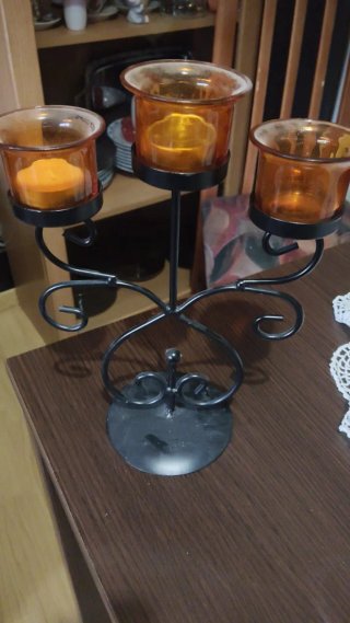 Candelabro de metal negro con 3 portavelas