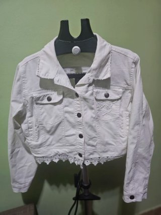 Chaqueta tejana blanca con encaje