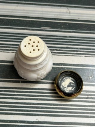 Frasco vintage de polvo Avon "Charisma" 38 g