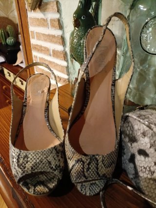 Zapatos y bolso estampado serpiente