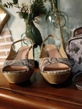 Zapatos y bolso estampado serpiente