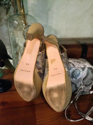 Zapatos y bolso estampado serpiente