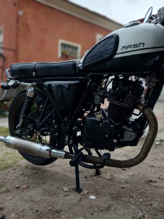 Mash Seventy Five 125cc Negra y Blanca