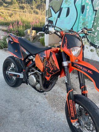 KTM Enduro Moto Negra y Naranja