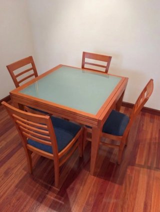 Mesa de comedor de madera y cristal