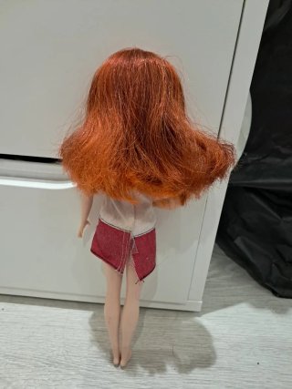 Barbie pelirroja con pecas y vestido gatito